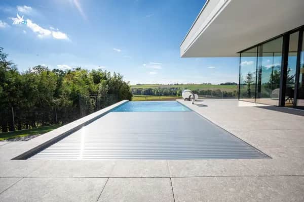 Rollladen-Poolabdeckungen aus Linz – Sicher und Stilvoll mit Hytek Pool