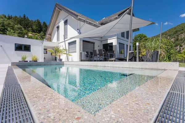 Pool mit Überlaufrinne