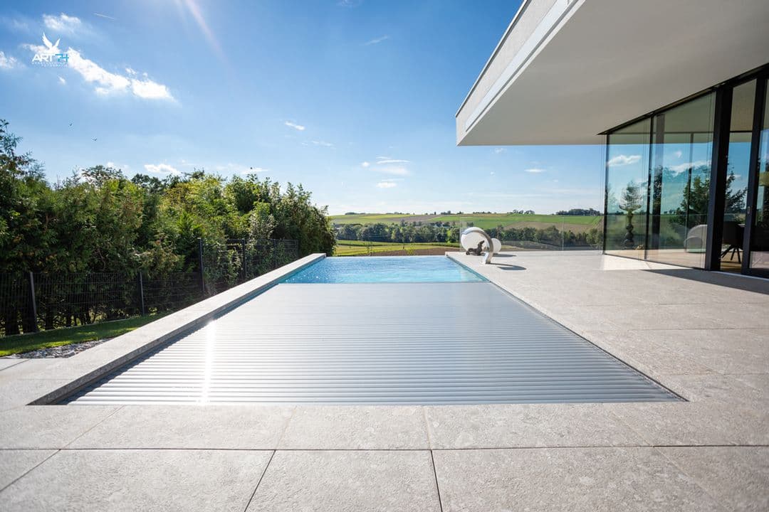Rollladen-Poolabdeckungen aus Linz – Sicher und Stilvoll mit Hytek Pool