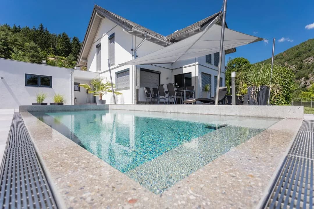 Sichtbetonpool in Linz – Eleganz und Langlebigkeit mit Hytek Pool