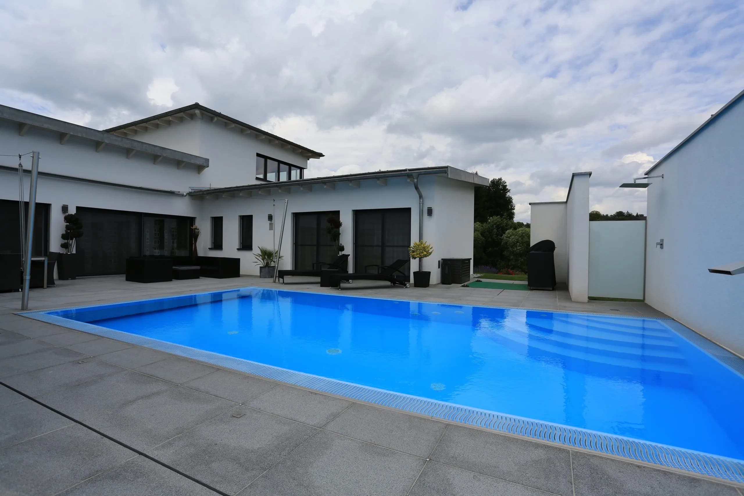 Hytek Überlaufpool mit LED